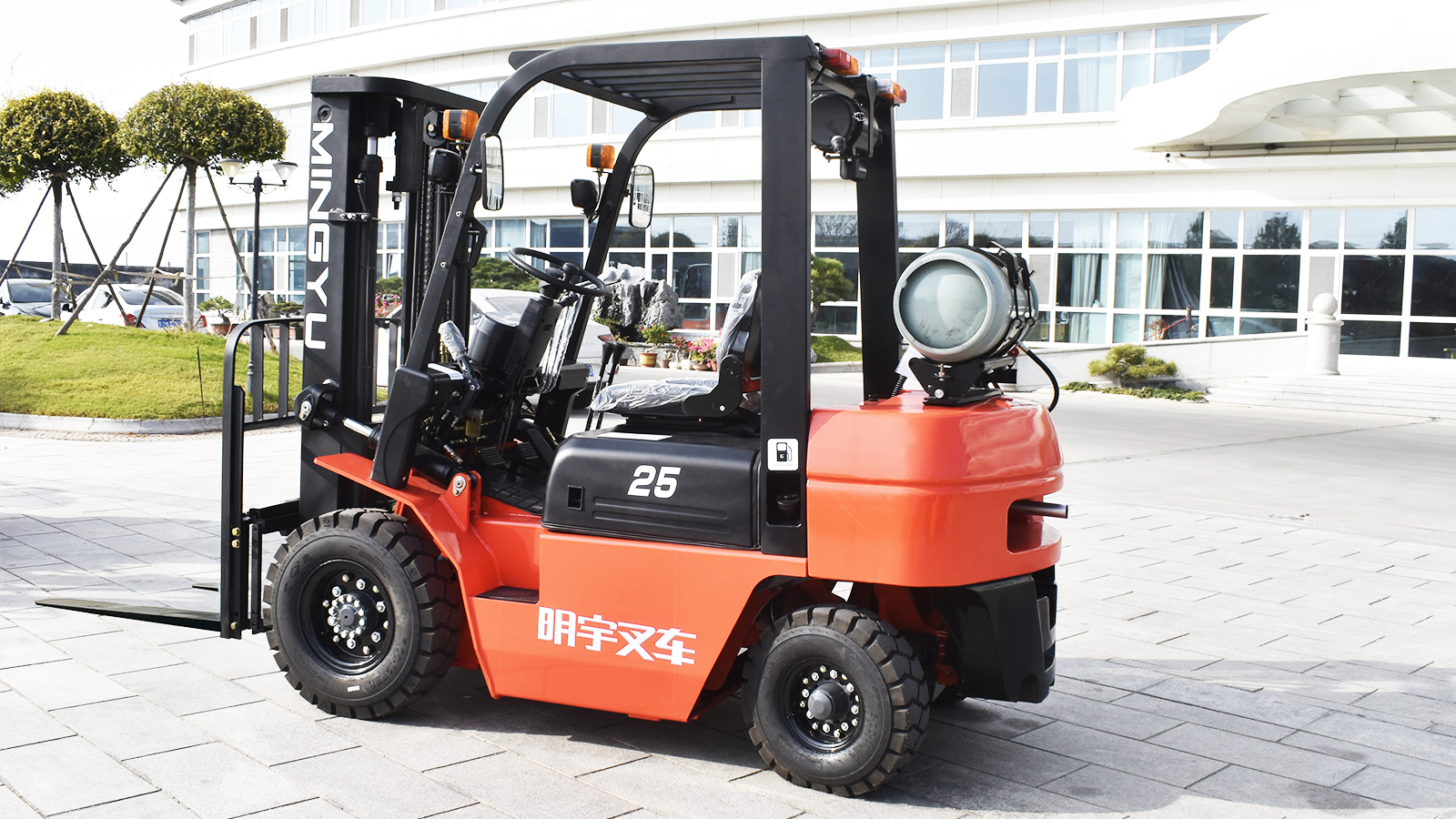 Мощный дизельный погрузчик MYZG на стройплощадке