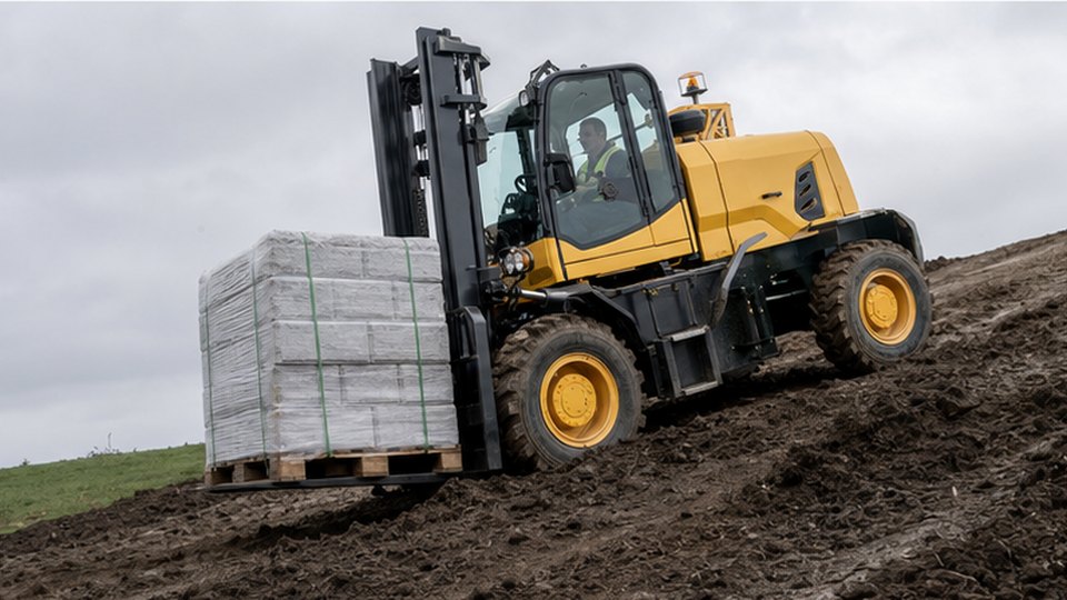 Can a Rough Terrain Forklift Work Safely on Slopes, Mud and Broken Ground? scene main