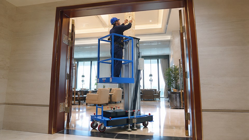 How to Choose a Single-Mast Aluminum Lift for Indoor Maintenance and Doorway Access - single-mast aluminum alloy lift scene 1