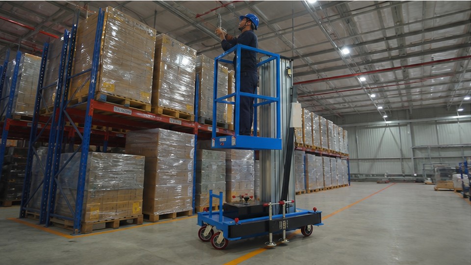 How to Choose a Single-Mast Aluminum Lift for Indoor Maintenance and Doorway Access - single-mast aluminum alloy lift scene 3