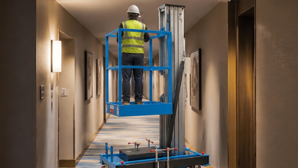 Single-Mast Aluminum Lift Case: Safer Hotel and Shopping Mall Ceiling Maintenance - single-mast aluminum alloy lift scene 1