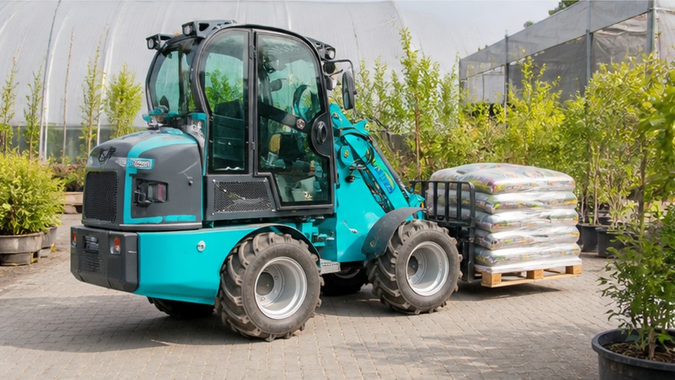 European Compact Loader Case: Articulated Steering in Narrow Multi-Purpose Yards - European compact wheel loader 3