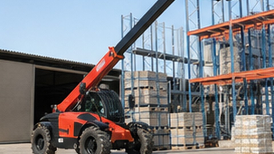 European Telehandler Case: Placing Roof Trusses on a Narrow Building Site - European telescopic loader 2