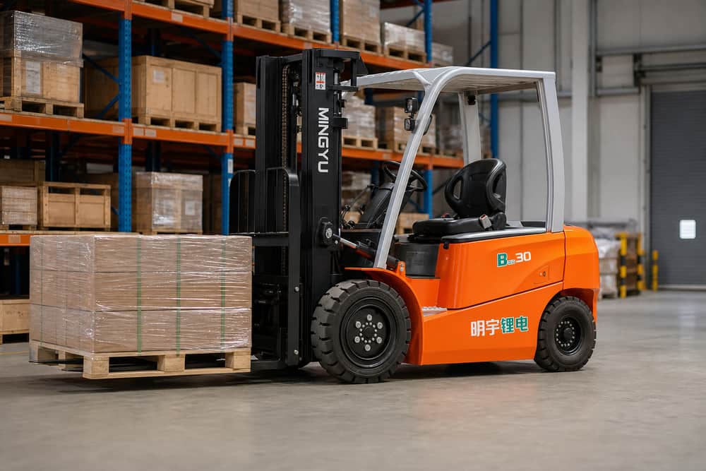 B30D lithium forklift carrying a pallet in a warehouse