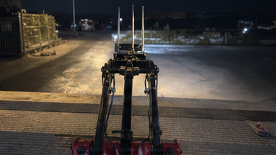 How Should Remote Forklift Cameras Be Kept Clear in Dust and Rain? - remote-control rough terrain forklift 3