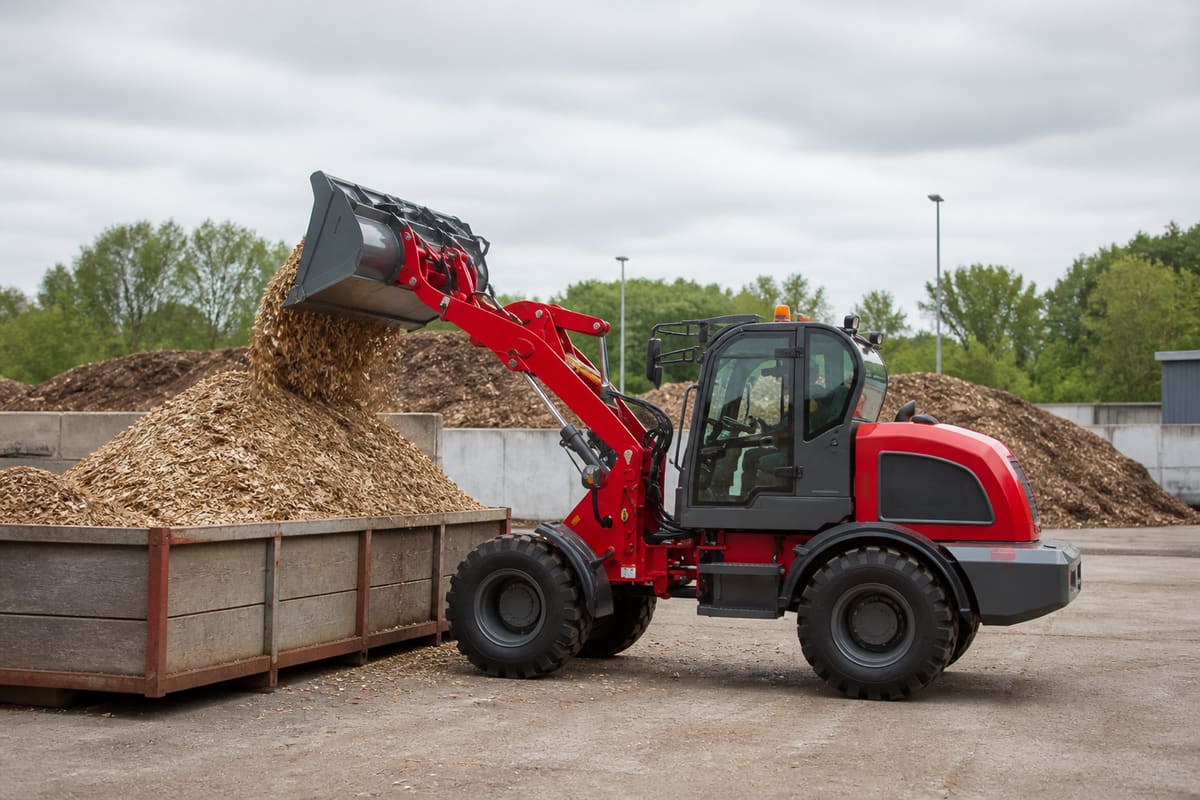 ZGLOADER / MYZG ZL825 European Loader Productivity and Service Guide 2026 work scene 3