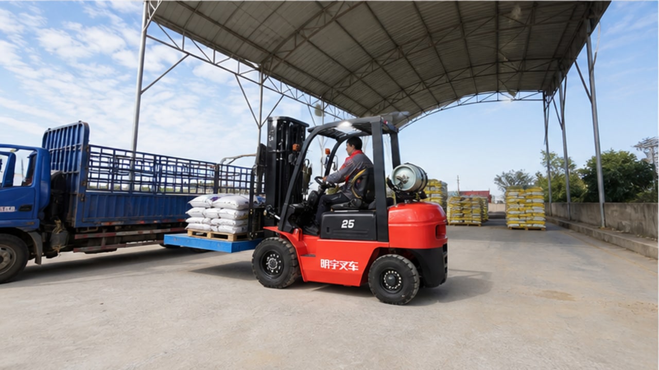 Can an LPG Forklift Work in a Dusty Agricultural Supply Warehouse? - LPG forklift 3
