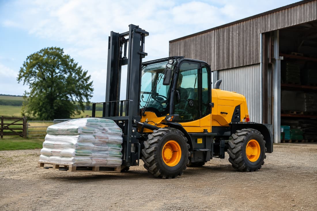 ZGLOADER / MYZG 3T Rear-Steering Rough Terrain Forklift work scene 1