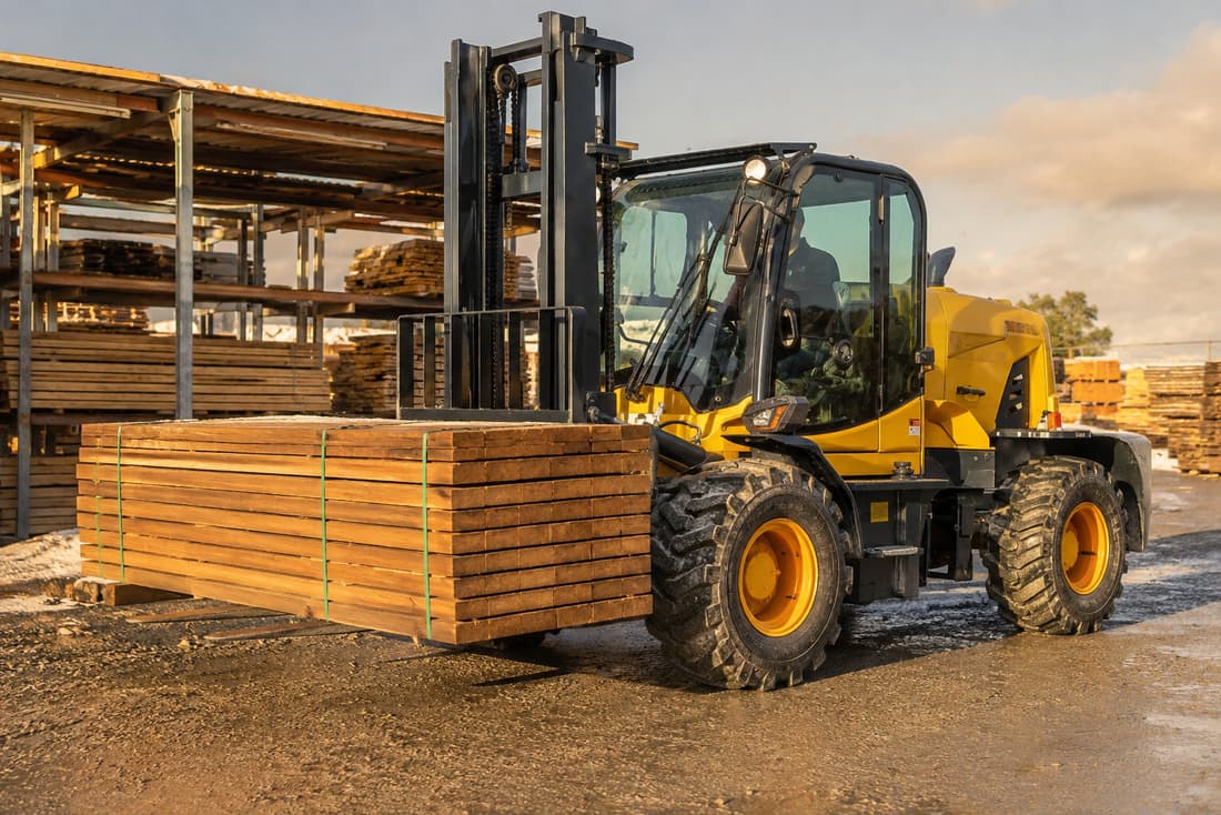 ZGLOADER / MYZG 3T Rear-Steering Rough Terrain Forklift work scene 3
