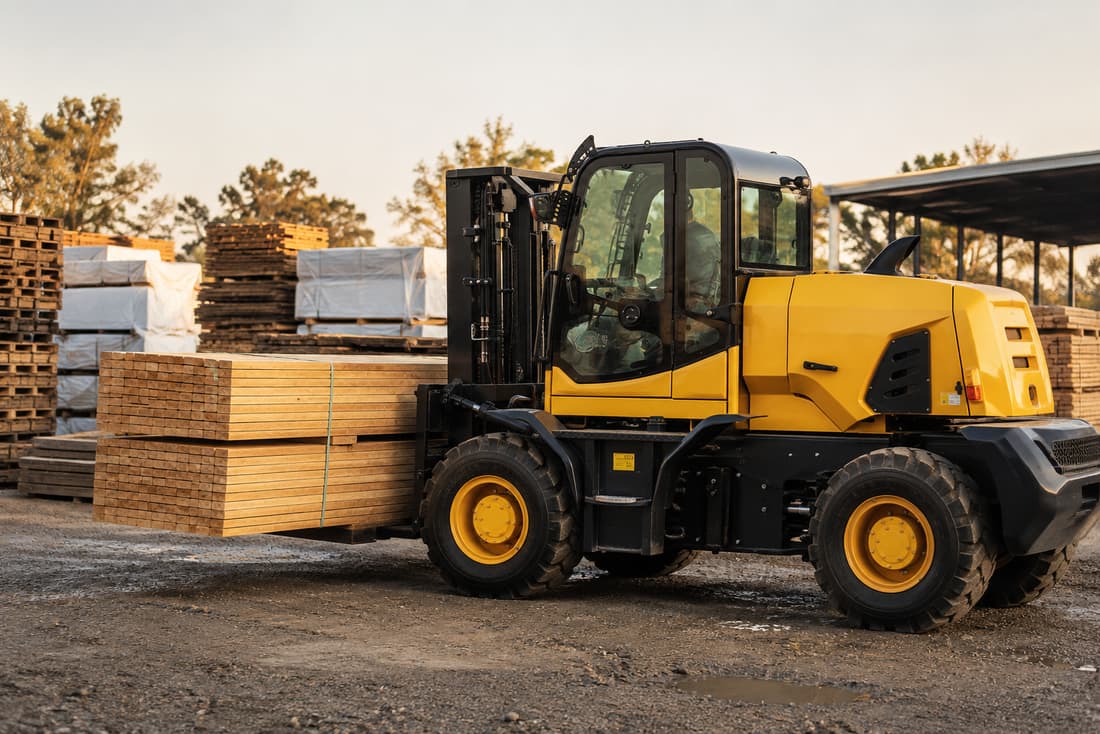 ZGLOADER / MYZG 4T Rear-Steering Rough Terrain Forklift work scene 3