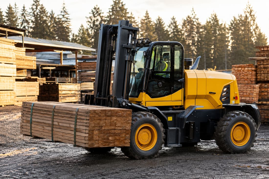 ZGLOADER / MYZG 5T Rear-Steering Rough Terrain Forklift work scene 3