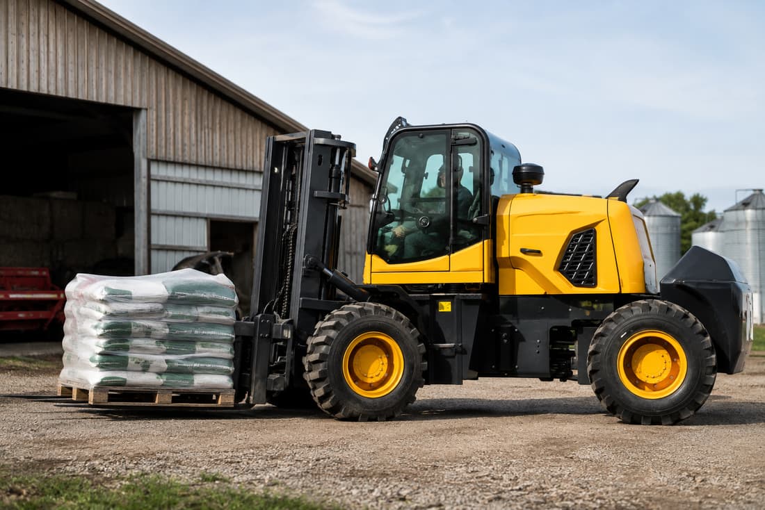 ZGLOADER / MYZG 8T Rear-Steering Rough Terrain Forklift work scene 1