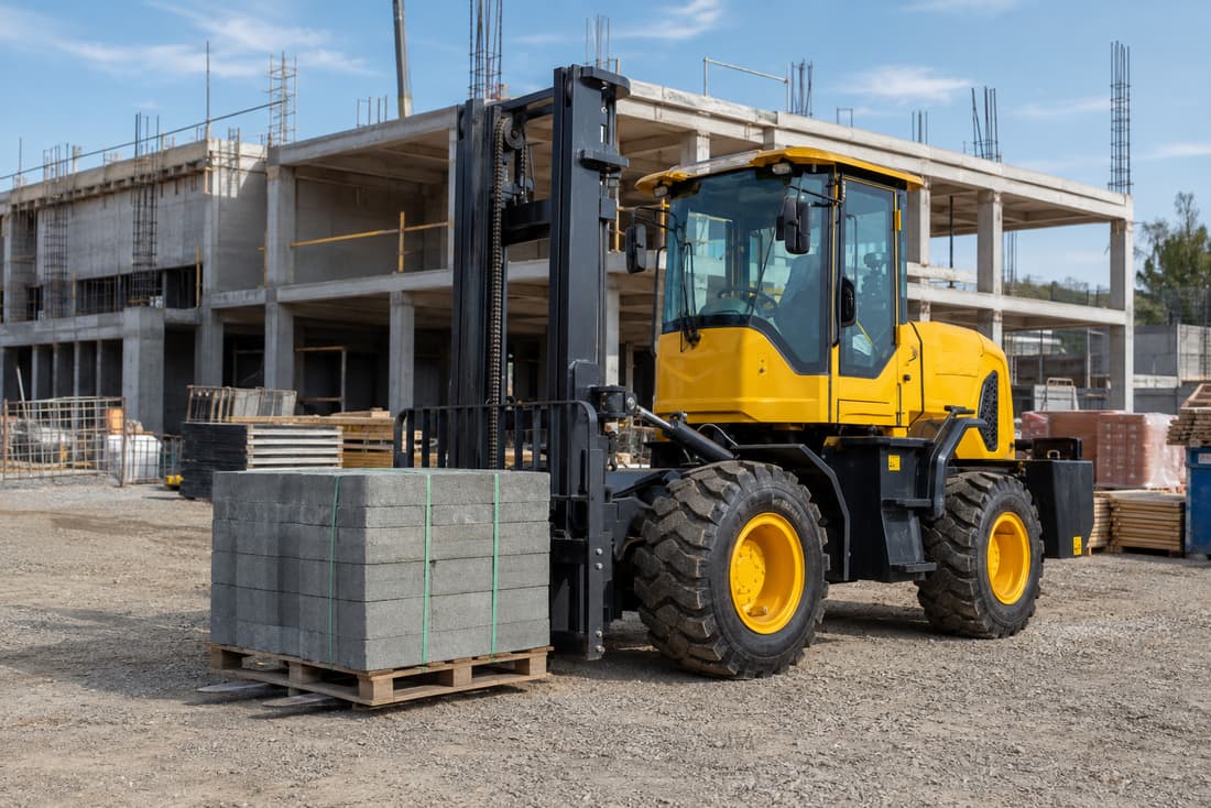 ZGLOADER / MYZG 5T Articulated Rough Terrain Forklift work scene 2