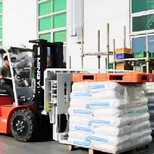 Do electric forklifts use oil?