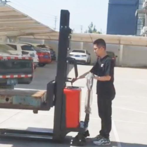 How to safely operate a pallet stacker? 