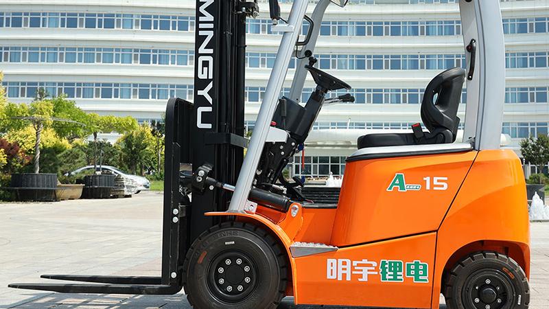 What are the different types of batteries for electric forklifts?