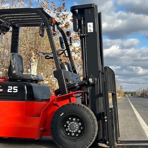 How long does a typical LPG forklift cylinder last during operation?