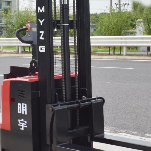 Which is better: a reach truck or a stacker for narrow aisles?