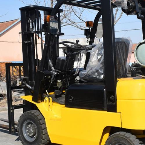 How long does a typical LPG forklift cylinder last during operation?