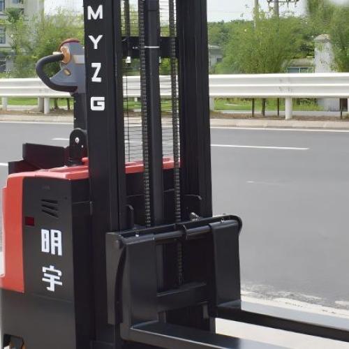 Which is better: electric pallet stacker or manual pallet stacker?