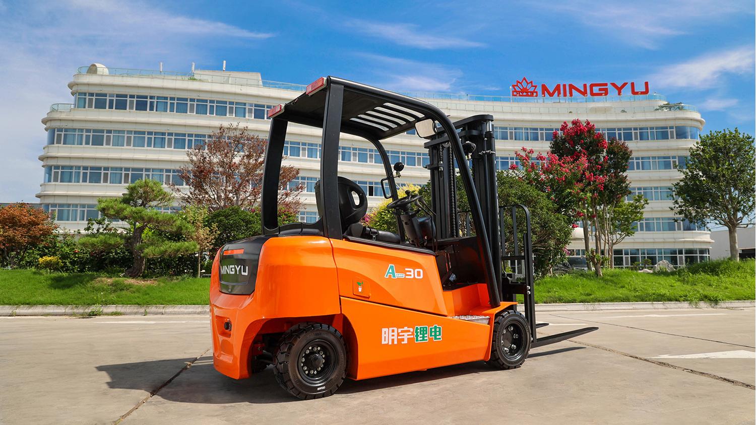 Can Electric Forklifts Drive on Muddy Outdoor Ground?
