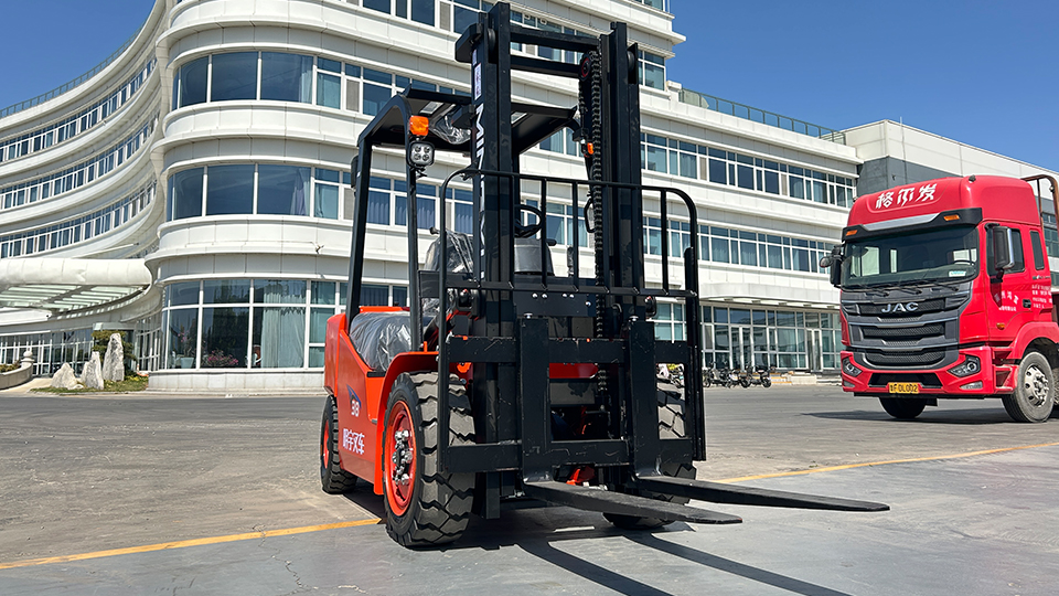 Carretilla elevadora Toyota vs. Caterpillar: ¿cuál es mejor y por qué