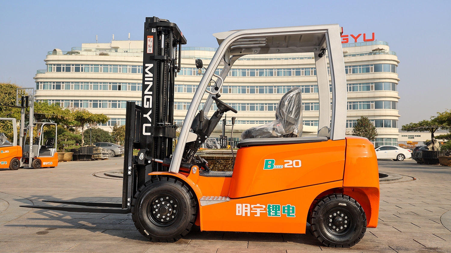 ¿Necesito una formación especial para operar un montacargas eléctrico?