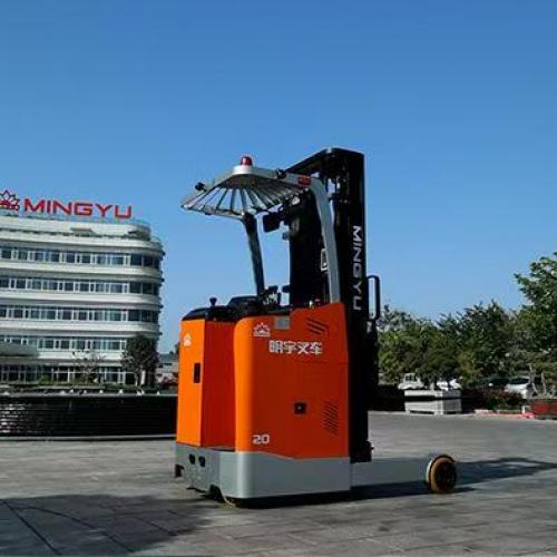 ¿Cuál es la diferencia entre un montacargas y un apilador?