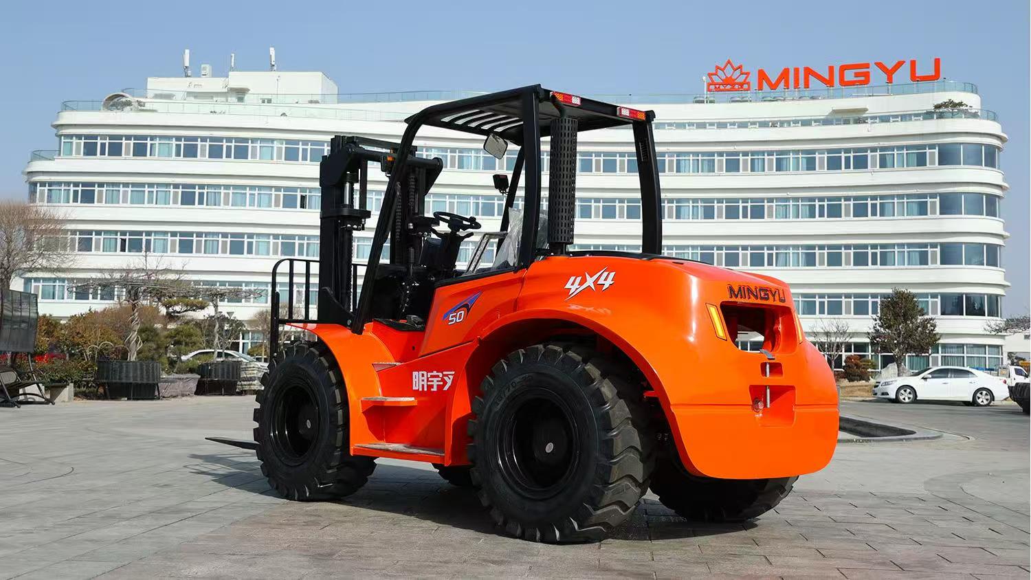 ¿Cuál es la capacidad máxima típica de elevación de un montacargas todoterreno?