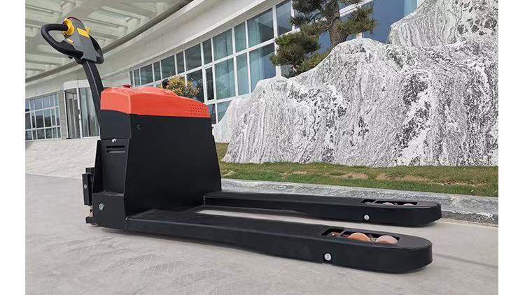 ¿Cuál es la altura máxima de elevación disponible para un apilador manual?