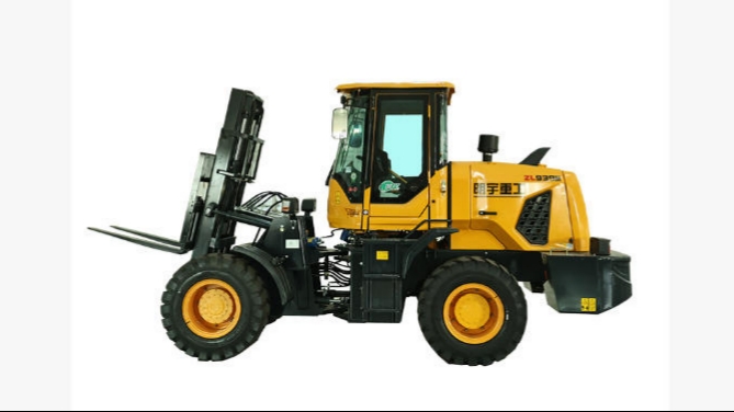 ¿Se requiere una licencia especial para operar una carretilla elevadora todoterreno?