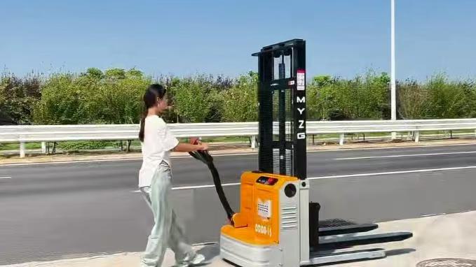 ¿Cuál es el ancho de pasillo requerido para operar un apilador de palets?