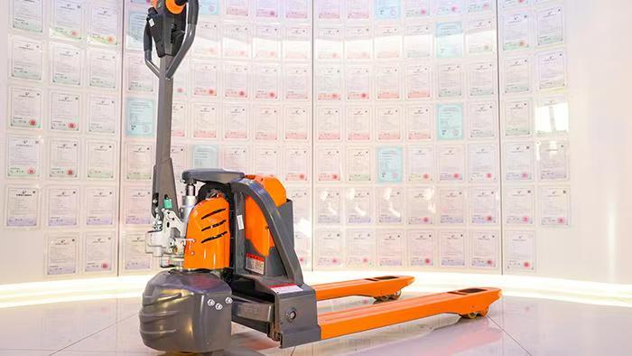 ¿Se pueden usar apiladores con pallets de fondo cerrado?