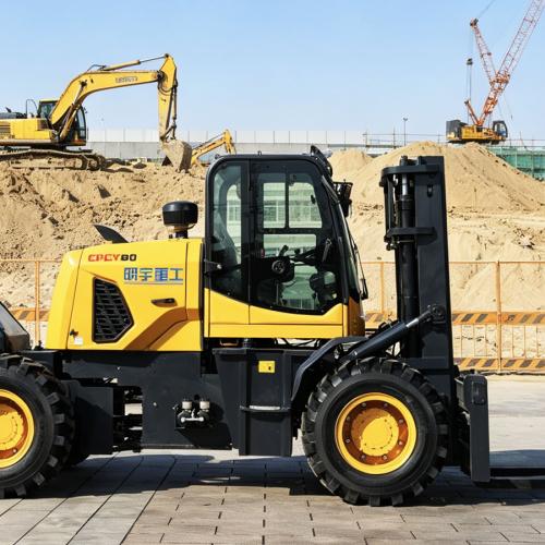 ¿Cómo son las carretillas elevadoras todoterreno con dirección trasera?