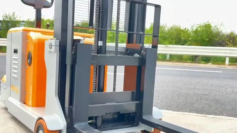 ¿Es más económico operar una apiladora eléctrica usada que una apiladora manual nueva a largo plazo?