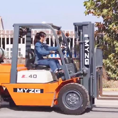 How much money can I save with an LPG dual-fuel forklift vs. diesel or gasoline?