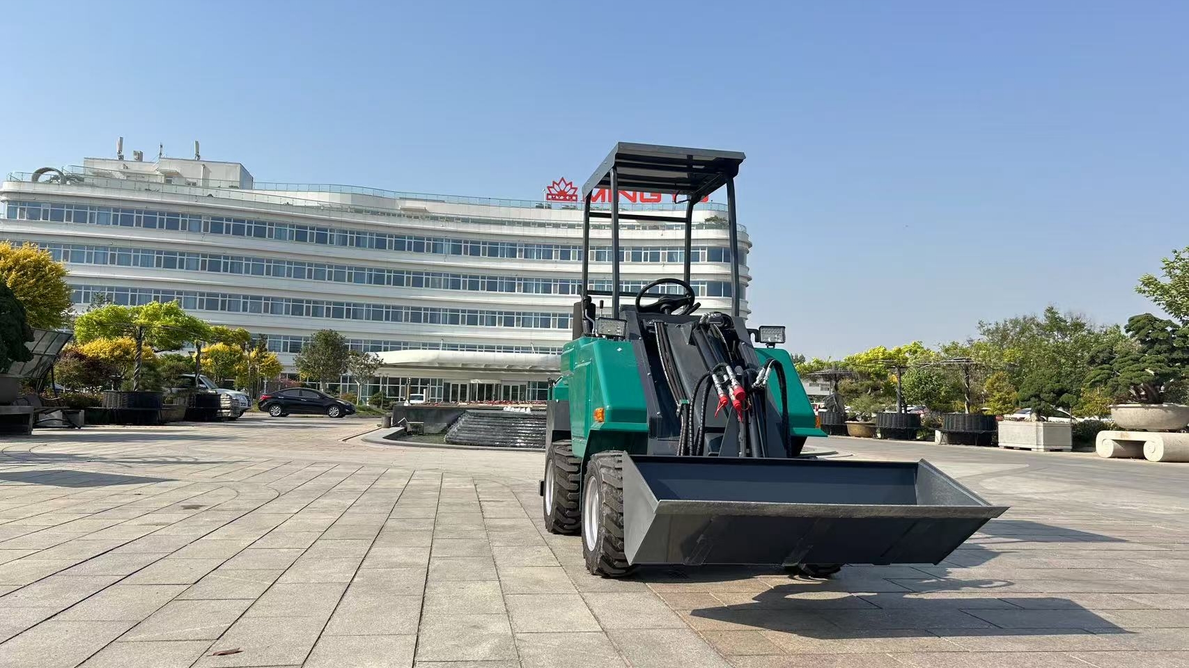 Qual é a vida útil típica de uma pá carregadeira (horas de operação)?