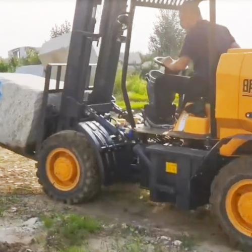 Какова грузоподъемность типичного внедорожного вилочного погрузчика?