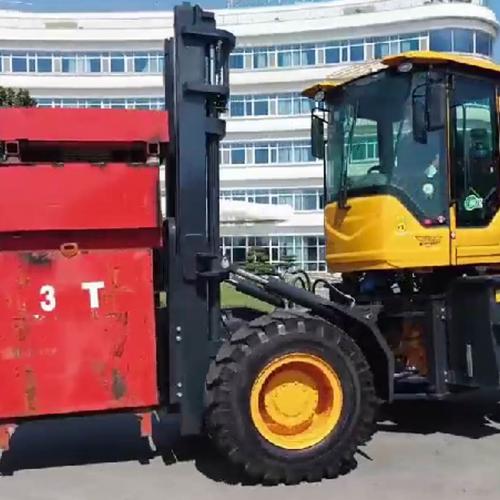В чем разница между автокраном и вездеходным краном?
