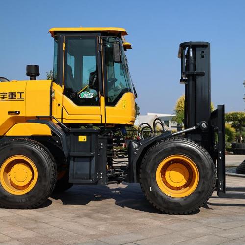 В чем разница между внедорожным вилочным погрузчиком и погрузчиком для грубых условий эксплуатации