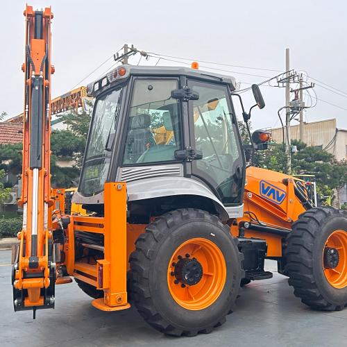 Какова грузоподъемность и глубина копания экскаватора-погрузчика