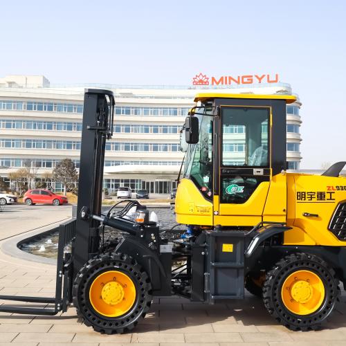 Как безопасно управлять внедорожным погрузчиком на неровной местности