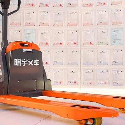 В чем разница между тележкой для поддонов и штабелером