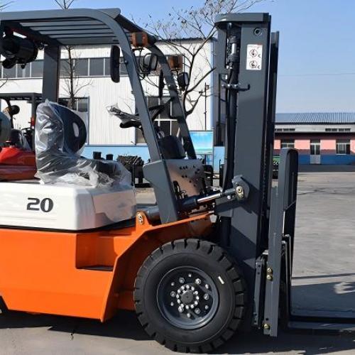 Каковы преимущества двухтопливных погрузчиков по сравнению с электрическими погрузчиками?