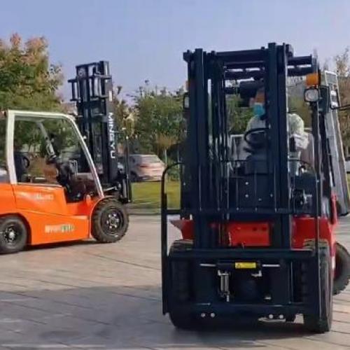 Безопасны ли двухтопливные вилочные погрузчики для использования в помещении?