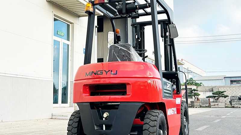 Каковы различные типы вилочных погрузчиков и их использование?