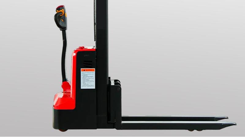 Что лучше: грузовик reach или стокер для узких проходов?