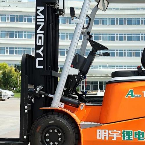 В чем разница между взломщиком поддонов и погрузчиком?