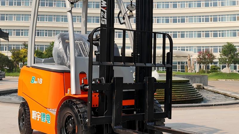 Как безопасно работать с вилочным погрузчиком?