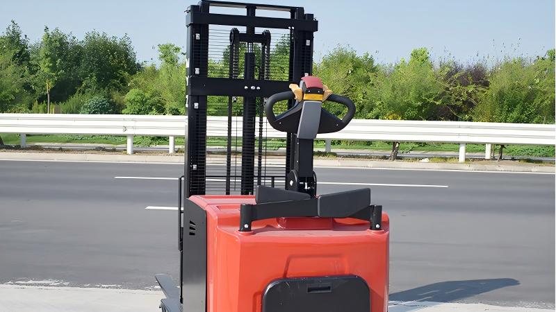 Какова грузоподъемность типичного стекера поддонов?